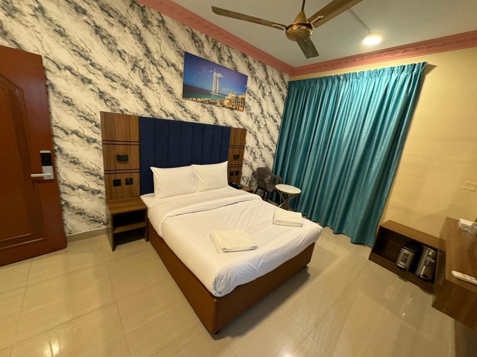 Hotel Three Dot